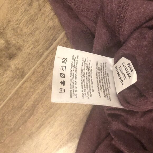 𝅺converse All Star Chuck Taylor Graphic T-shirt Women’s V-Neck Burgundy/Plum - Picture 6 of 7